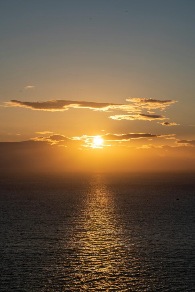 Couche de soleis sur la mer aux iles Canaries.